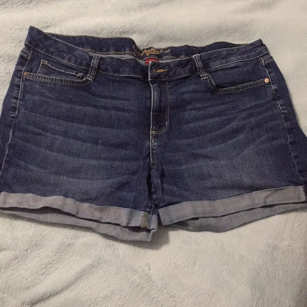 Arizona shorts super stretchy! Size 19